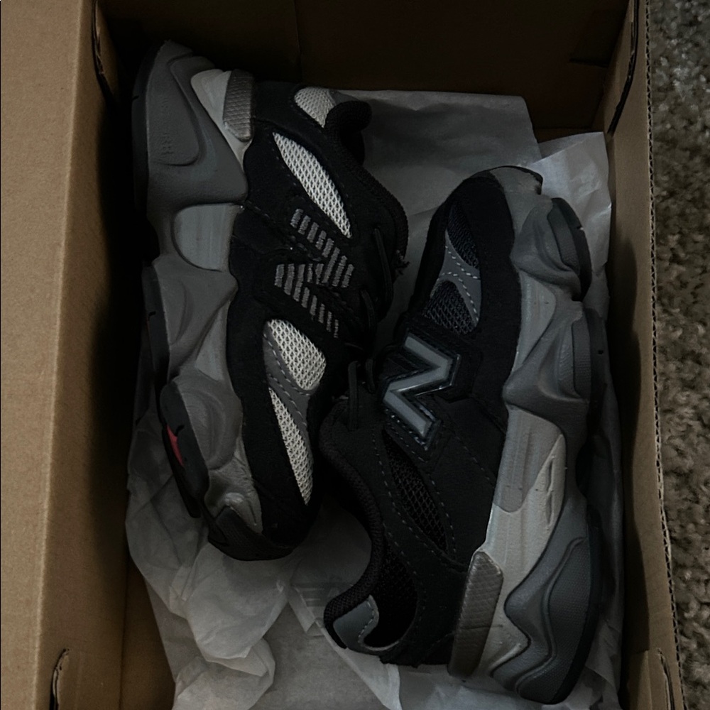 New Balance Men's Black and Gray Mesh Suede Sneakers